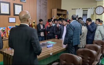 चमोली: पीजी कॉलेज गोपेश्वर में उच्च ​शिक्षा सचिव और कुल सचिव का किया छात्रों ने घेराव–