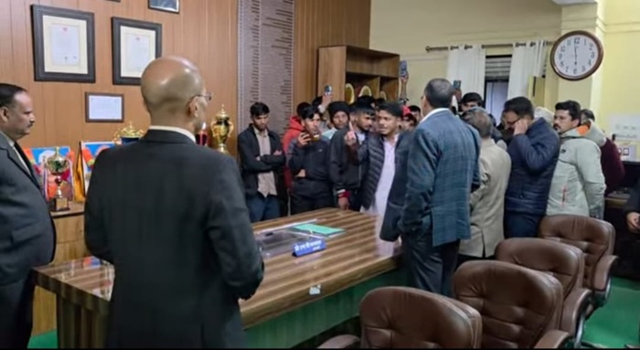 चमोली: पीजी कॉलेज गोपेश्वर में उच्च ​शिक्षा सचिव और कुल सचिव का किया छात्रों ने घेराव–