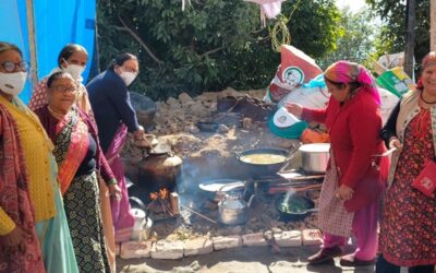 चमोली: गेडू की दाल और भट्ट की चुरकाणी का मजा, गुनगुनी धूप में दादी-नानी की रसोई का मजा ले रहे मेलार्थी–