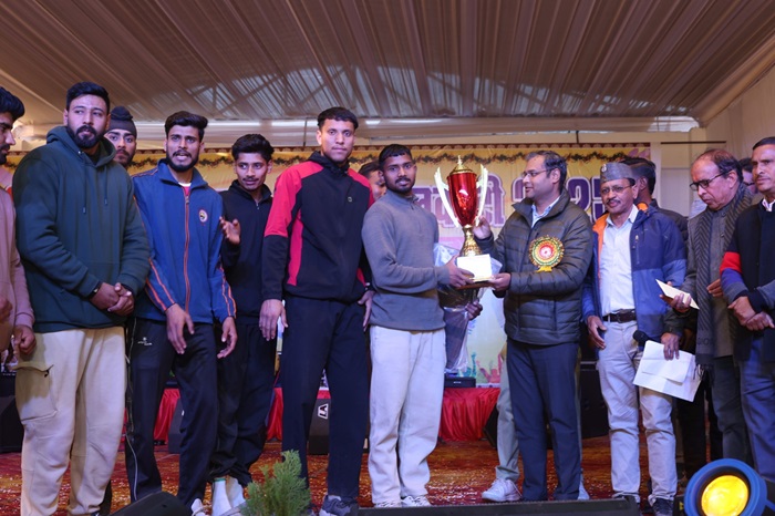 चमाेली: देहरादून बना राज्य आमंत्रण वॉलीबाल का विजेता, जिला​धिकारी ने दी ट्रॉफी–
