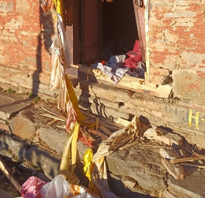 चमोली में भालू की दहशत: रुद्रनाथ मंदिर और पुजारी आवास के दरवाजे तोड़े, सामान किया तहस-नहस–