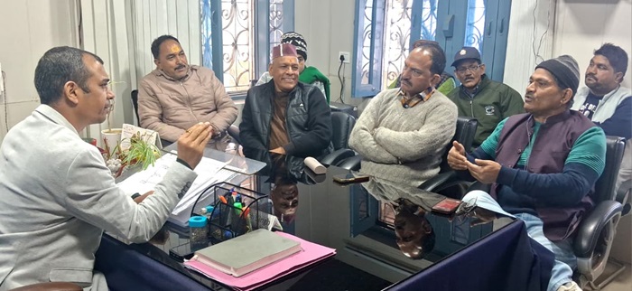 चमोली: गोपेश्वर में अनियमित पेयजल सप्लाई पर पूर्व मंत्री राजेंद्र भंडारी के नेतृत्व में जनप्रतिनि​धियों ने किया अधिशासी अभियंता का घेराव–