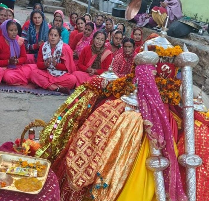 चमोली: टंगसा गांव पहुंची माता अनसूया की दिवारा यात्रा, भक्तों ने की पुष्पवर्षा–