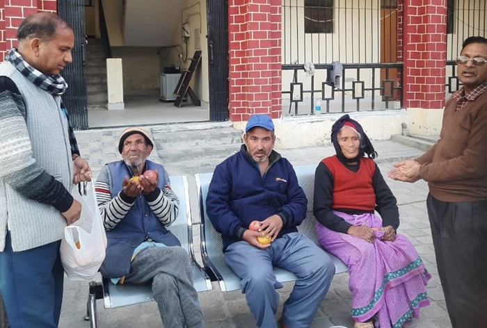 चमोली: विश्व मानवा​धिकार स्थापना दिवस पर वृद्धाश्रम में वृद्धजनों को किए फल वितरित–