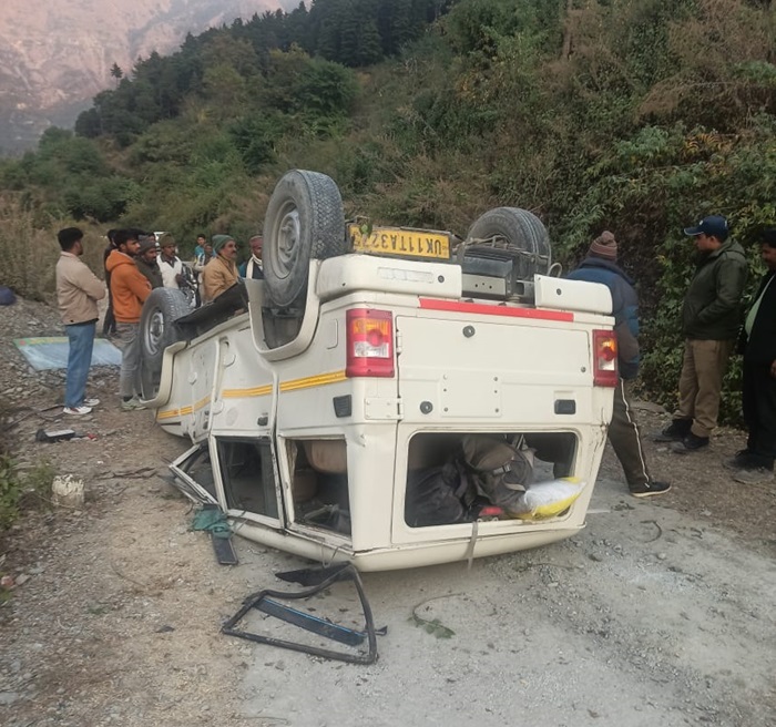 चमोली: अनियं​त्रित होकर वाहन दूसरी सड़क पर पलटा, छह लोग घायल–