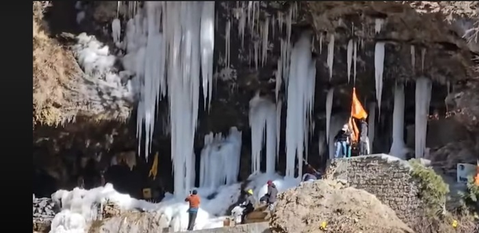आस्था: टिम्मरसैंण महादेव मंदिर में पहुंच रहे पर्यटक, शीतकालीन यात्रा में हुई वृद्धि–
