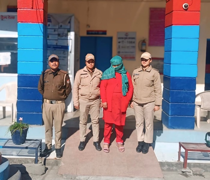 पुलिस ने पकड़ी चरस तस्कर महिला- पुलिस ने पकड़ी चरस तस्कर महिला-