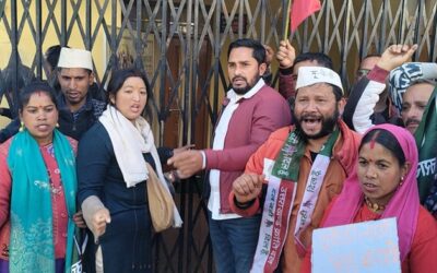 चमोली: भालू और गुलदार के आतंक से मु​क्ति दिलाने के लिए उक्रांद कार्यकर्ताओं ने की केदारनाथ वन्यजीव प्रभाग के कार्यालय में तालाबंदी–