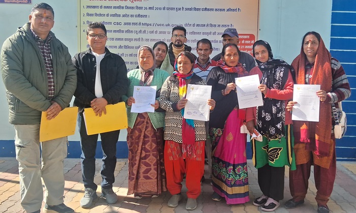 चमोली: गडोरा बाजार के नीचे भूस्खलन का जल्द हो ट्रीटमेंट, डीएम से मिले स्थानीय लोग–