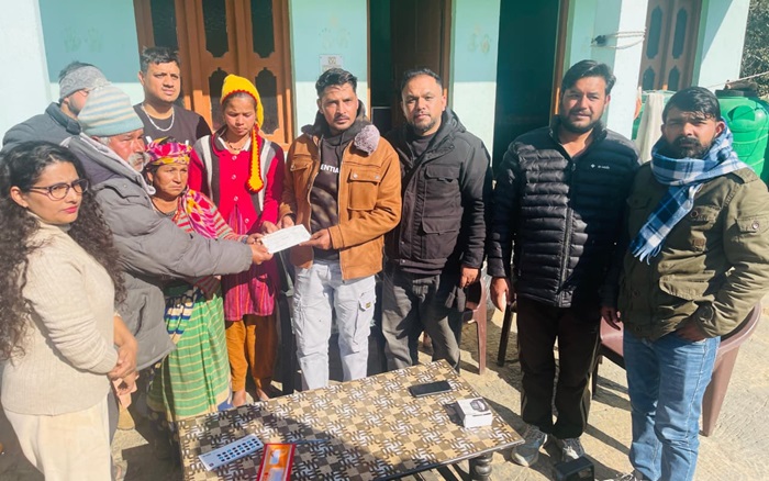 उत्तराखंड: नवोदय विद्यालय के इन पूर्व छात्रों ने पेश की संवेदना और दोस्ती की मिसाल, 2 लाख 27 हजार रुपये जुटाए–