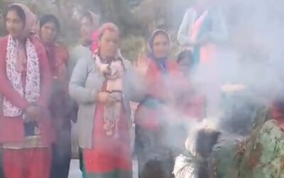 आक्रोश: ग्वाड़ गांव की महिलाओं ने फूंका जंगल में आग लगाने वाले अराजक तत्वों का पुतला–