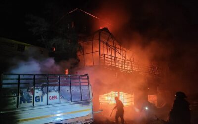 आगजनी: दो मंजिला दुकान में लगी आग, लाखों का सामान जलकर हुआ स्वाह–