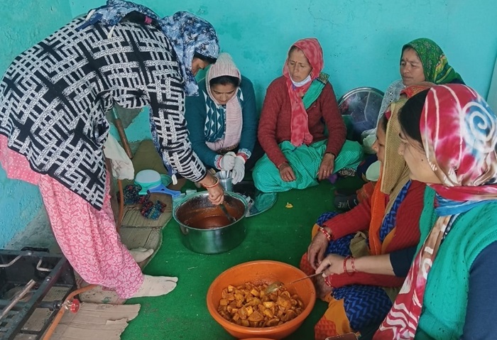 अगस्त्यमुनि के महड़ गांव की महिलाएं सीख रहीं फ्रूट प्रोसेसिंग, स्वरोजगार की ओर मजबूत कदम–