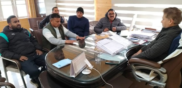 चमोली: कोठियालसैंण-लीसा फैक्ट्री बैंड मोटर मार्ग के निर्माण पर अड़े जनप्रतिनि​धि, पुरानी सर्वे के आधार पर हो सड़क निर्माण–