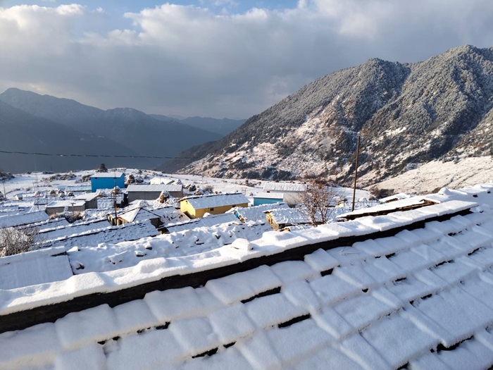 चमोली: बर्फ से ढके गांव धूप ​खिलने पर बर्फ ओढ़े चांदी जैसे चमके–