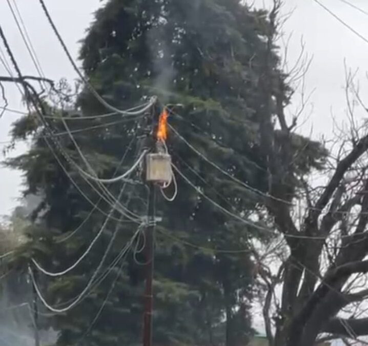 चमोली: बारिश के बीच बिजली की लाइन पर हुआ शॉर्ट सर्किट, तारों पर लगी आग, देखें वीडियो–