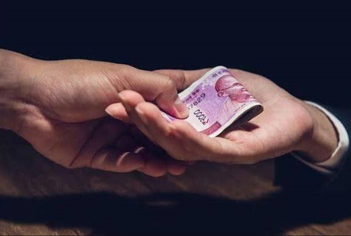 बिग ब्रेकिंग: जिला पूर्ति अधिकारी और पीए रिश्वत लेते रंगे हाथ गिरफ्तार–