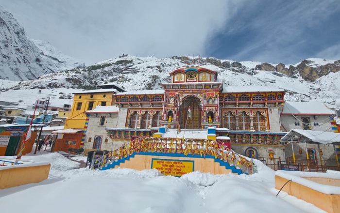 मौसम: बदरीनाथ धाम में तीन फीट बर्फ जमीं, चारों ओर बिछी बर्फ–