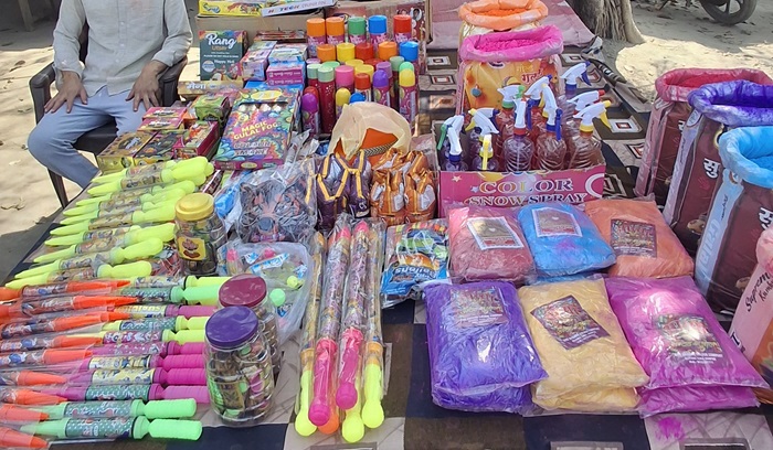 उत्तराखंड: होली के लिए रंगों से सजे बाजार, पारंपरिक गुलाल के साथ हर्बल रंगों की बढ़ी डिमांड–