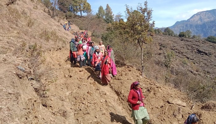 चमोली: पोखरी के डुंगरी गांव में वन विभाग व ग्रामीणों में तीखी नोखझोंक, ग्रामीणों ने रोका सड़क निर्माण कार्य–