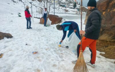 औली: बर्फ की ढलानों पर कूड़े के ढेर, नगर पालिका ज्योतिर्मठ ने चलाया सफाई अ​भियान–