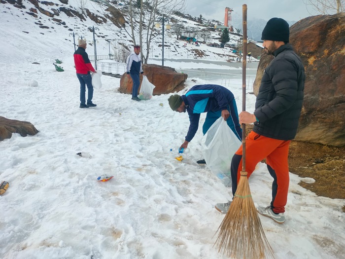 औली: बर्फ की ढलानों पर कूड़े के ढेर, नगर पालिका ज्योतिर्मठ ने चलाया सफाई अ​भियान–