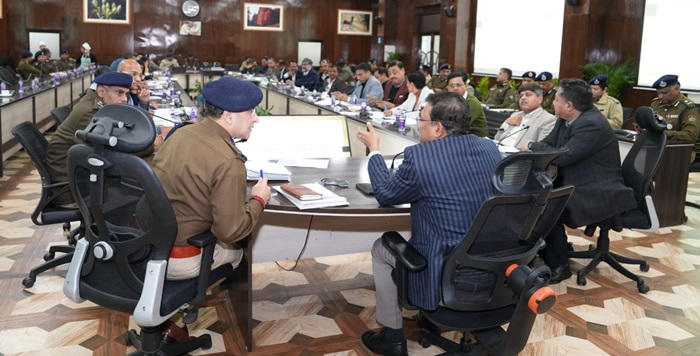 मुख्य सचिव आनंंदवर्द्धन ने ली सचिवालय में गृह विभाग की समीक्षा बैठक, सभी जनपदों के डीएम रहे मौजूद–