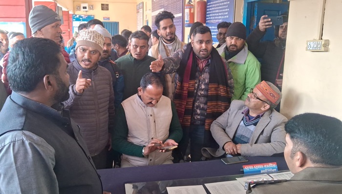 चमोली: पोखरी बैंड के पास स्कूल बस ने मारी स्कूटी सवार महिला पर टक्कर, मौत–