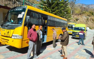 चमोली: पुलिस ने जनपदभर में स्कूल वाहनों में परखे सुरक्षा मानक, कमियां दूर करने को दिया एक सप्ताह का समय–