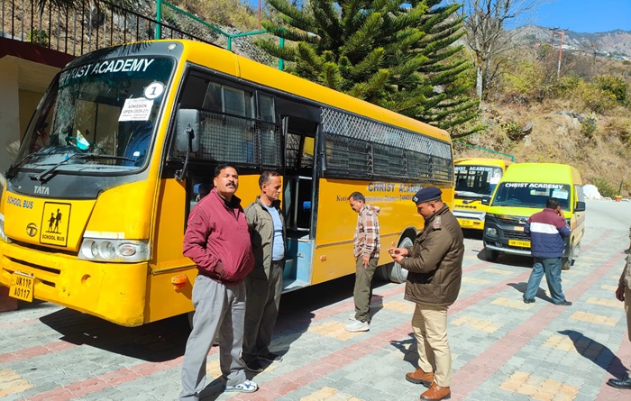 चमोली: पुलिस ने जनपदभर में स्कूल वाहनों में परखे सुरक्षा मानक, कमियां दूर करने को दिया एक सप्ताह का समय–