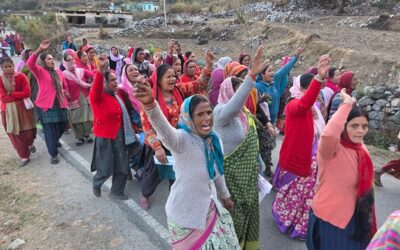 चमोली: देवर-खडोरा गांव में अवैध शराब बिक्री के विरोध में सड़क पर उतरी मातृशक्ति–