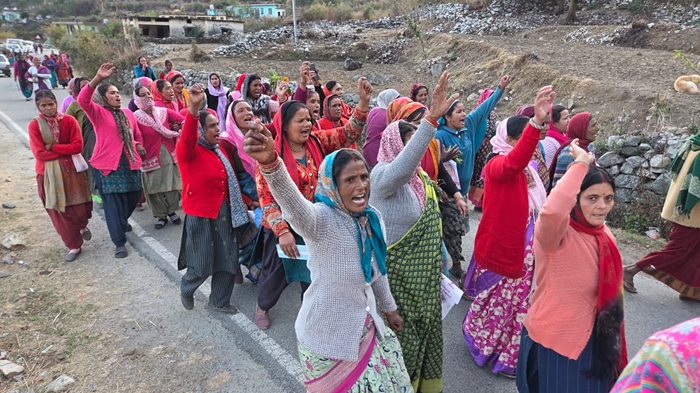 चमोली: देवर-खडोरा गांव में अवैध शराब बिक्री के विरोध में सड़क पर उतरी मातृश​क्ति–