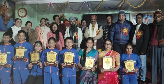 चमोली: ज्योतिर्मठ के सरस्वती विद्या मंदिर इंटर कॉलेज में मेधावियों को किया सम्मानित–