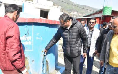 चमोली: बस में बैठकर बदरीनाथ हाईवे के निरीक्षण पर निकले चमोली के डीएम और एसपी–