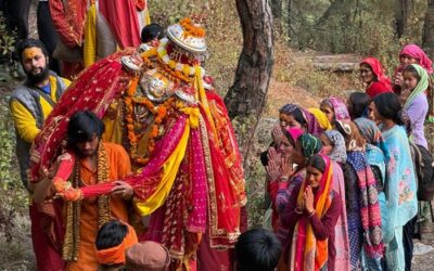 चमोली: मां अनसूया के दर्शन कर रो पड़ी ध्या​णियां, ठेली गांव से विदा लेकर मजोठी गांव पहुंची मां अनसूया की रथ यात्रा–