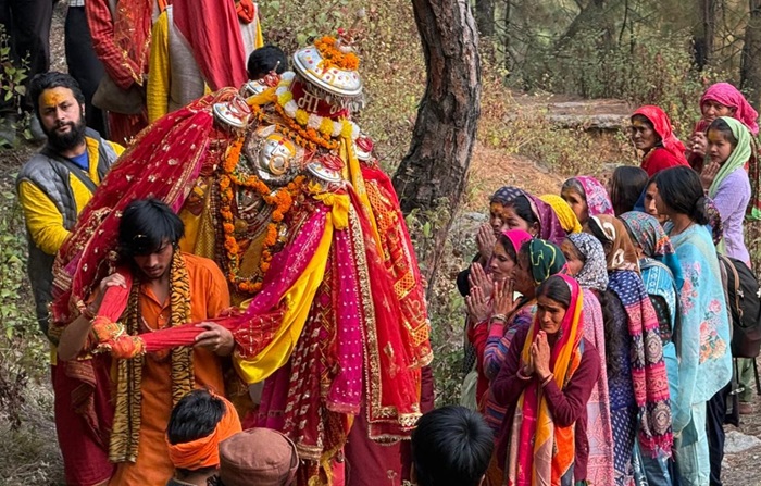 चमोली: मां अनसूया के दर्शन कर रो पड़ी ध्या​णियां, ठेली गांव से विदा लेकर सेम डुंगरा गांव पहुंची मां अनसूया की रथ यात्रा–