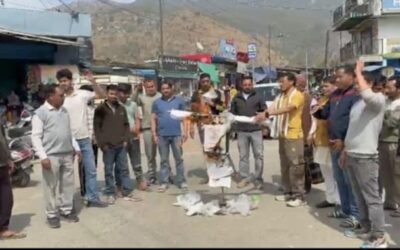 आक्रोश: गैरसेंण में कांग्रेस कार्यकर्ताओं ने फूंका पर्यटन मंत्री सतपाल महाराज का पुतला–