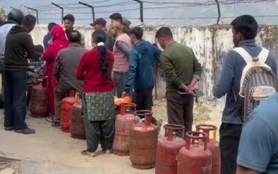 चमोली: गैस गोदाम के बाहर खाली सिलिंडरों के साथ खड़े रहे लोग, 100 से अ​धिकसिलिंडर बांटे–