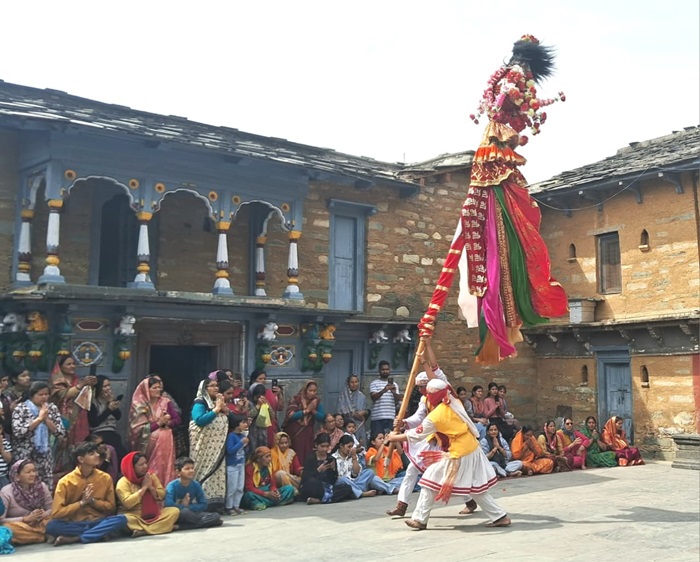 यात्रा: जिलासू की मां चंडिका की यात्रा पहुंची गोपेश्वर, भक्ताें ने किया फूल मालाओं से स्वागत–