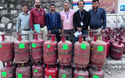 सख्ती: एलपीजी सिलेंडरों की कालाबाजारी पर कार्रवाई कर 22 घरेलू सिलेंडर किए जब्त–सख्तीसख्ती: एलपीजी सिलेंडरों की कालाबाजारी पर कार्रवाई कर 22 घरेलू सिलेंडर किए जब्त–
