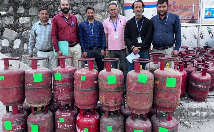 सख्ती: एलपीजी सिलेंडरों की कालाबाजारी पर कार्रवाई कर 22 घरेलू सिलेंडर किए जब्त–सख्तीसख्ती: एलपीजी सिलेंडरों की कालाबाजारी पर कार्रवाई कर 22 घरेलू सिलेंडर किए जब्त–
