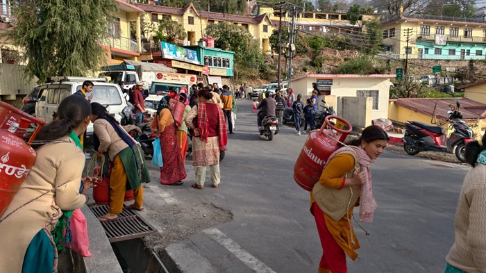 चमाेली: गैस सिलिंडर भरवाने के लिए सुबह चार बजे से​ लगी रही लाइन–