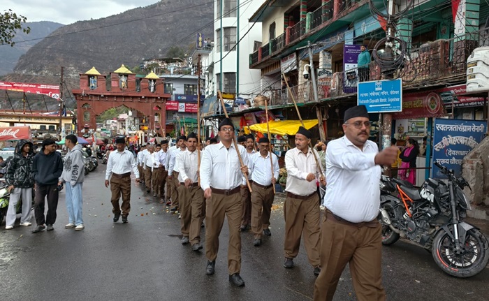 चमोली: पुष्प वर्षा के साथ किया स्वयं सेवकों का स्वागत, भव्य पथ संचलन हुआ–