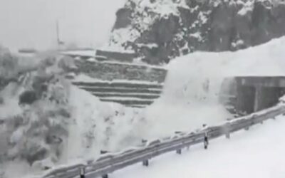 चमोली: यहां नदी की तरह बहने लगी बर्फ, प्रशासन अलर्ट, देखें वीडियो और तस्वीरें–