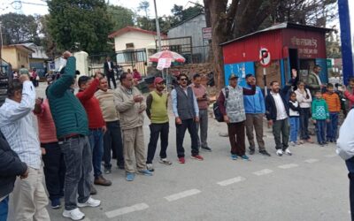 चमाेली: पोखरी में पेयजल संकट पर फूटा गुस्सा, व्यापारियों ने किया प्रदर्शन–