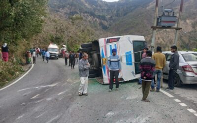 हादसा: तेज रफ्तार बस अनियंत्रित होकर पलटी, एक सवार की मौत, आठ घायल–