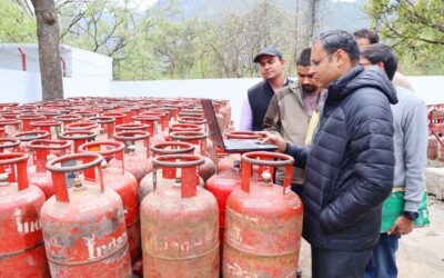 चमोली: जिलाधिकारी ने गैस एजेंसियों का औचक निरीक्षण कर घरेलु गैस उपलब्धता का लिया जायजा–