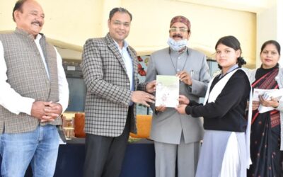 चमोली: गोपेश्वर के राजकीय बालिका इंटर कॉलेज में जिलाधिकारी ने किया निःशुल्क पाठ्यपुस्तकों का वितरण–