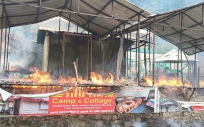 चमोली: आकाशीय बिजली गिरने के बाद हुआ शार्टसर्किट, धूंधूं कर जला रेस्टोरेंट–