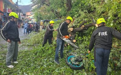 चमोली: तेज हवा से दो गौशालाओं की छत उड़ी, कहीं बर्फबारी तो कहीं हुई ओलावृ​ष्टि–